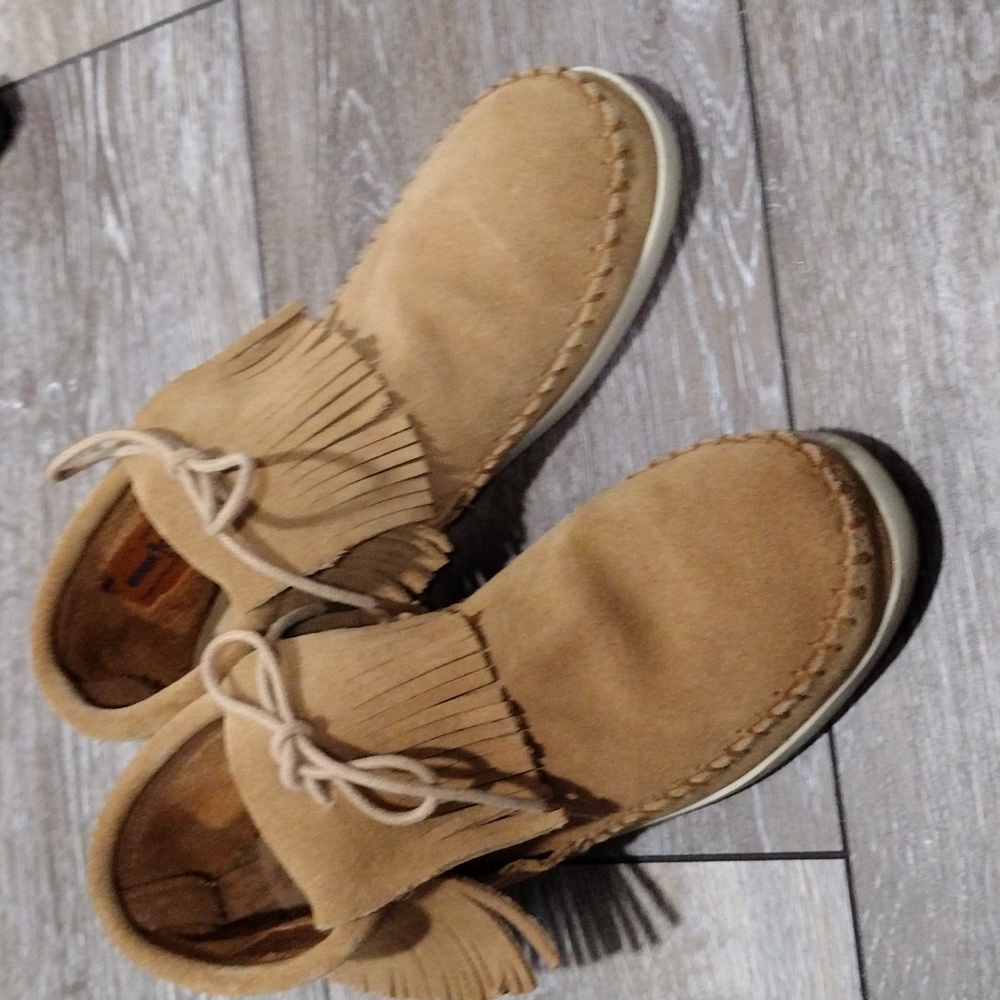 Minnetonka womens tan suede moccasins. Mint condition. Size 7